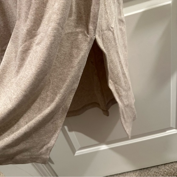 Old Navy Fitted Long-Sleeve Heathered Rib-Knit Henley Midi Dress Heather Biege - Picture 5 of 11